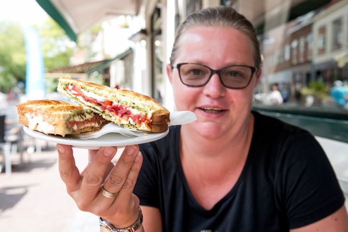 Nicole van Breenen van De Reehorst met tosti 30: mozzarella, salami, tomaat en pesto.