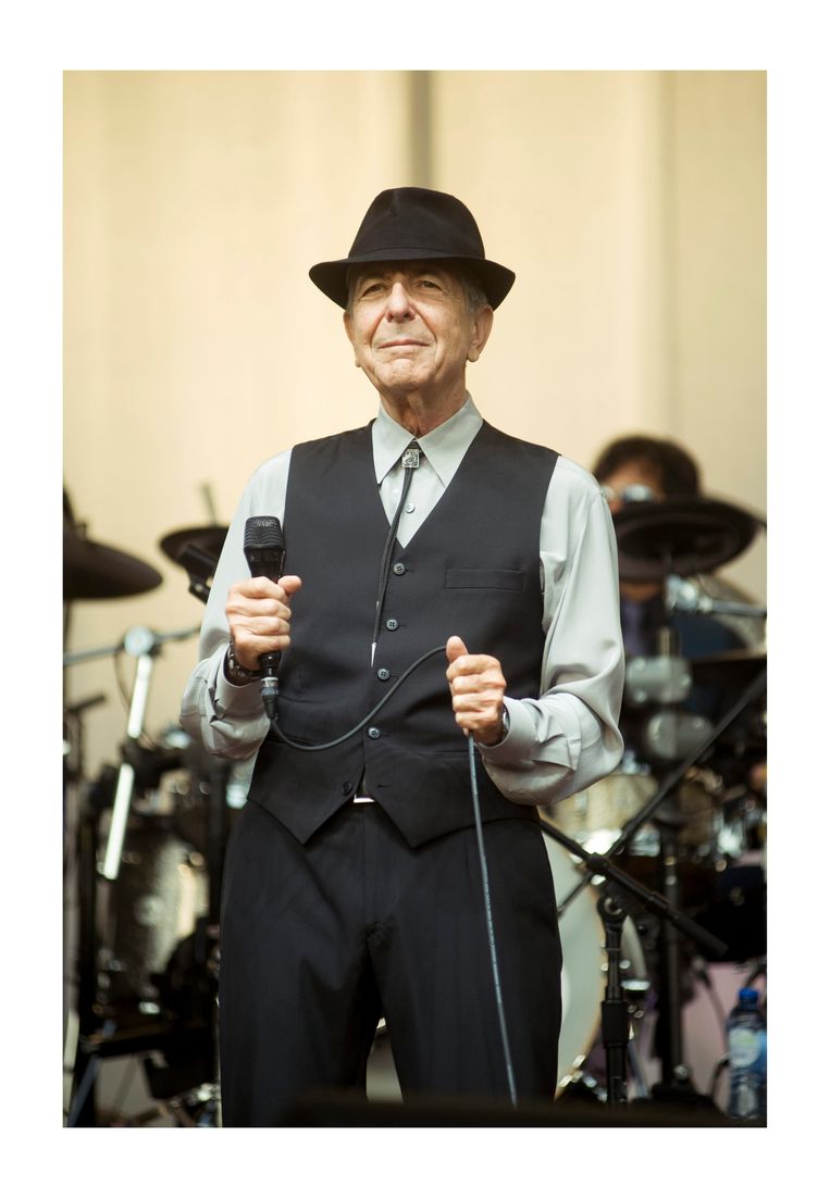 ► Leonard Cohen bij zijn optreden op het Gentse Sint-Pietersplein op 12 augustus 2012. Beeld Alex Vanhee