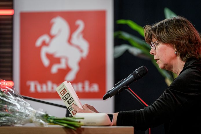 Angelique Kunst leest voor uit haar boek ‘Er is er hier maar één de baas’, haar boek over Gerard Sanderink.