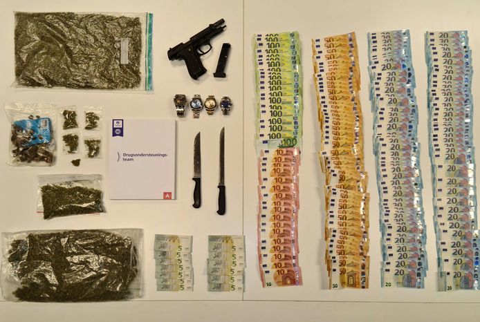 De politie Antwerpen nam heel wat drugs, wapens, cash geld en dure spullen in beslag.