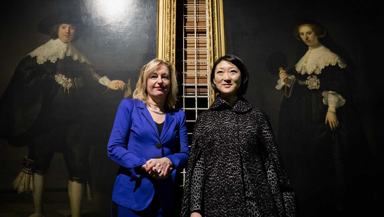Minister Jet Bussemaker van Cultuur en haar Franse ambtgenoot Fleur Pellerin poseren in het Louvre bij de twee Rembrandt-portretten Maerten Soolmans en Oopjen Coppit. Beeld ANP