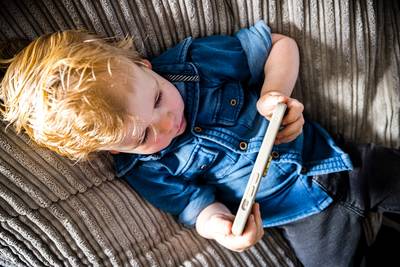 Te veel kinderen kijken te lang op hun scherm