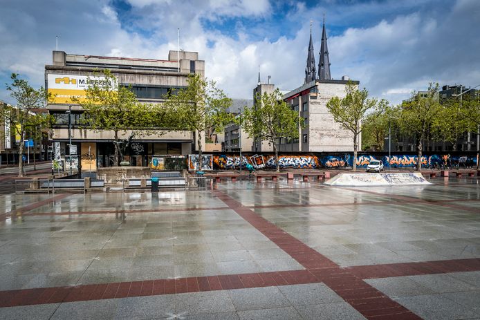 Het Stadhuisplein in Eindhoven met de oude ABN AMRO-bank; het naastgelegen oude Agglomeratiegebouw is al gesloopt.
