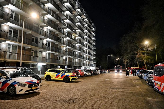Jongeren die in een berging van een flat zaten roken een vieze stank en kregen last van hun luchtwegen en ogen.