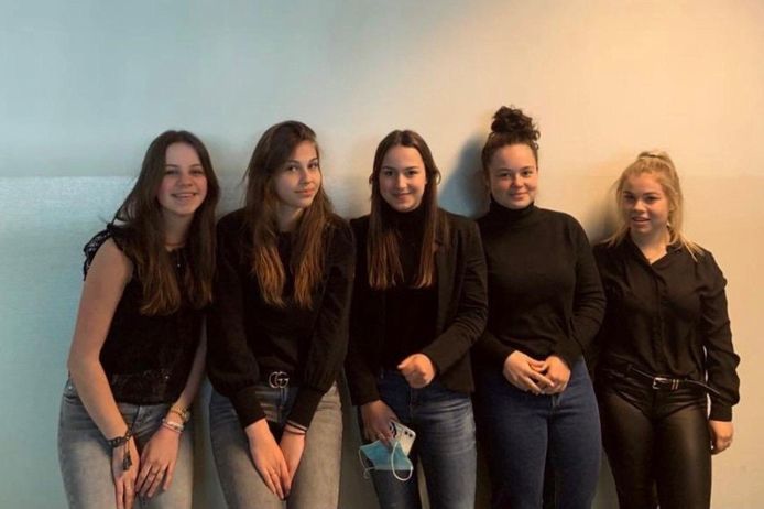 De jeugdige ondenemers achter  Kiko Jewellery (vlnr): Iris van den Oord, Sjors Hamers, Pleun Denissen, Lieke Scheffers en Noor van Hattum.