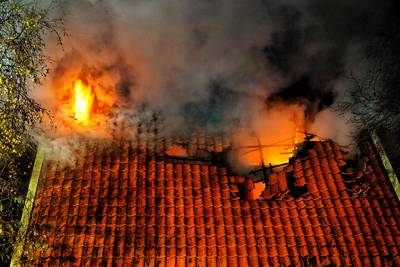 Huis in Lage Zwaluwe verwoest door uitslaande brand, politie pakt man uit Made op