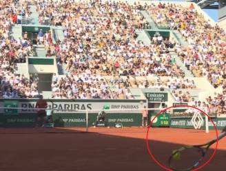 KIJK. Bizar moment op Roland Garros: scheidsrechter merkt fout niet op en laat doorspelen