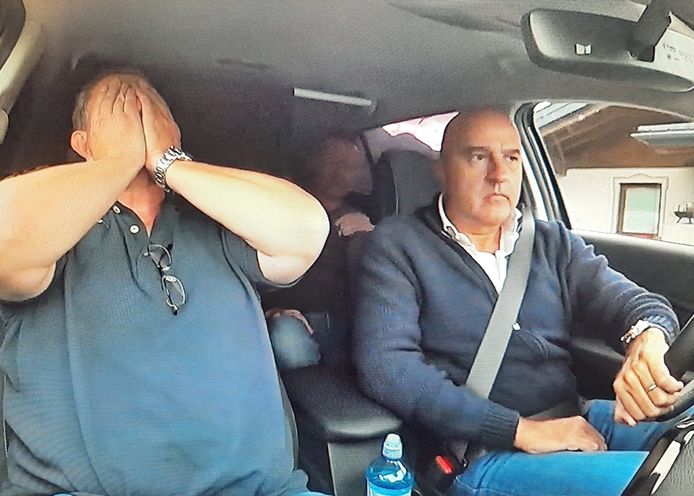 Vol emotie slaat vader Gijs Sonnema na het gesprek imet zijn zoon in de auto bij John van den Heuvel de handen voor zijn ogen.