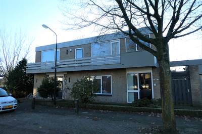 Sloop witgele kruisgebouw voor nieuwe appartementen
