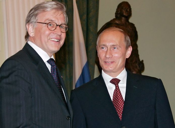 De Russische president Vladimir Poetin verwelkomt in 2006 de voorzitter van de Raad van Europa René van der Linden in het Russische Kremlin.