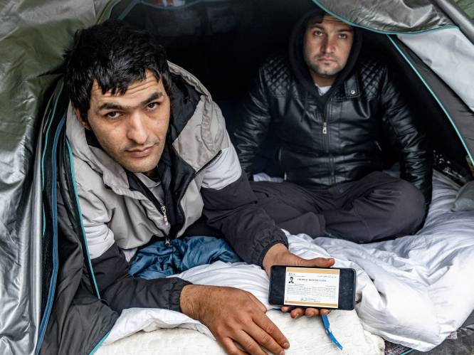 REPORTAGE. Zo schrijnend is het leven in het tentenkamp van Molenbeek: “Eten? Wat we krijgen. Douchen? Af en toe. Naar toilet? In de moskee. Kleren wassen? Nooit”