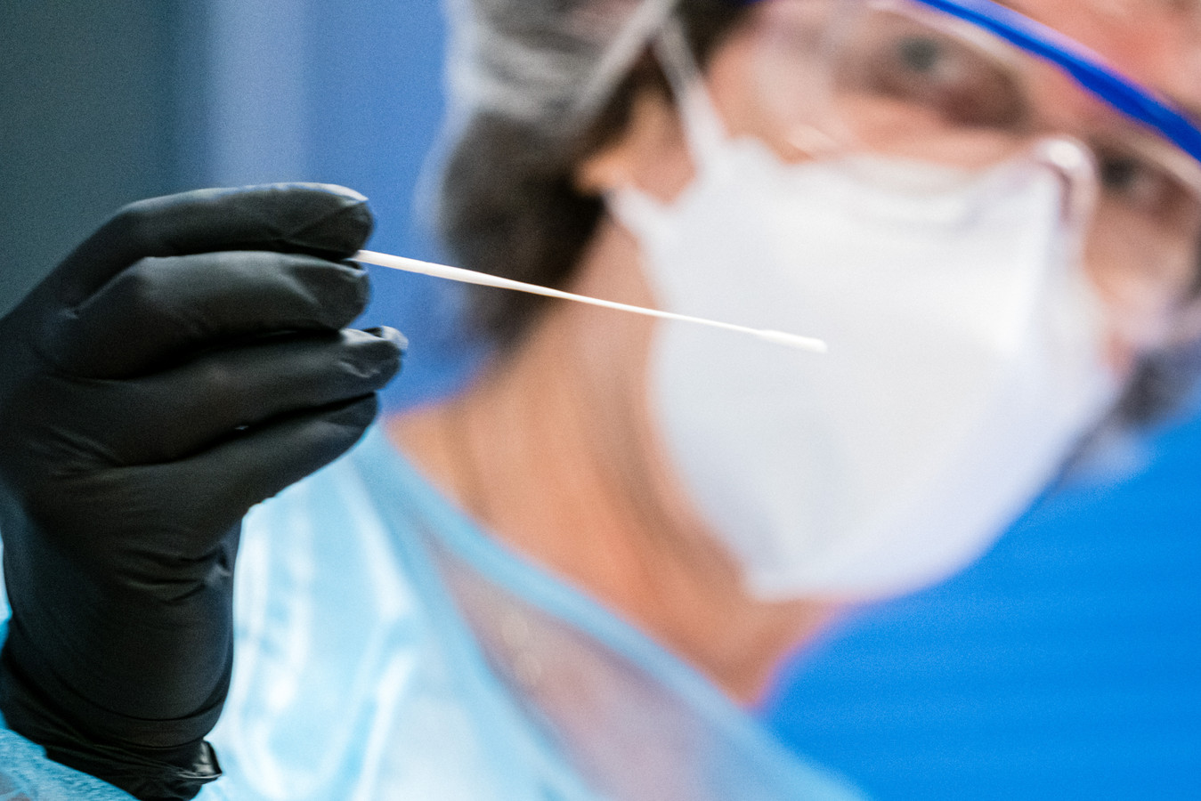 De eerste zorgmedewerkers hoeven zich niet meer te laten testen bij lichte klachten. Met medisch mondmasker mogen ze doorwerken.