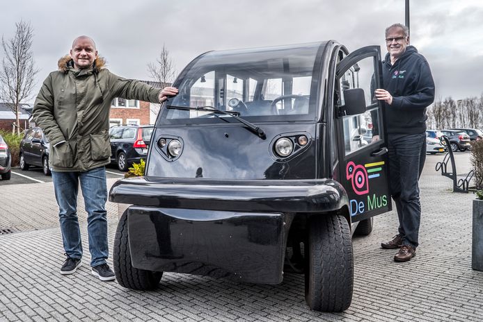George Walther (links) en chauffeur Aad Meurs staan al in de startblokken om het liefst begin mei weer te gaan rijden met De Mus.