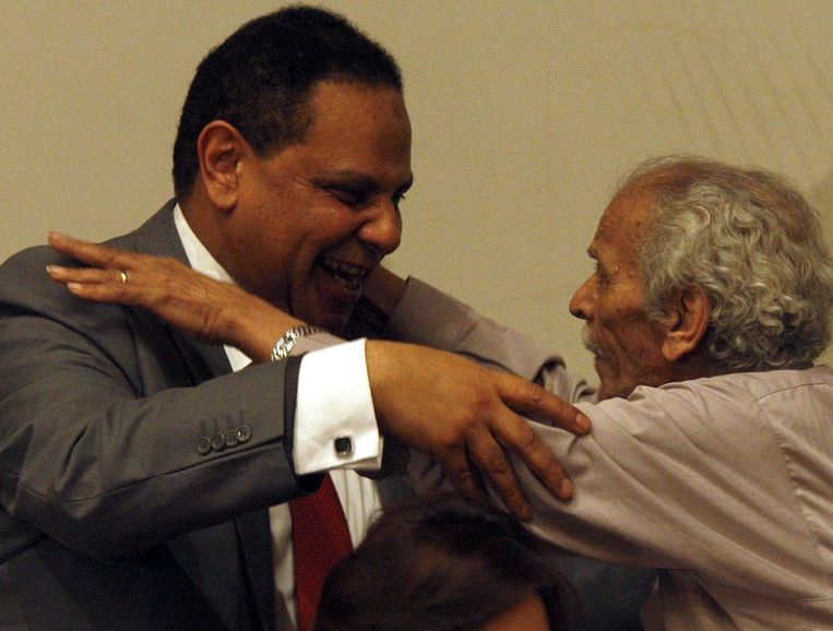 De dichter Ahmed Foued Negm (rechts) wordt omhelsd door de schrijver Alla al-Aswany, april 2012. Beeld epa