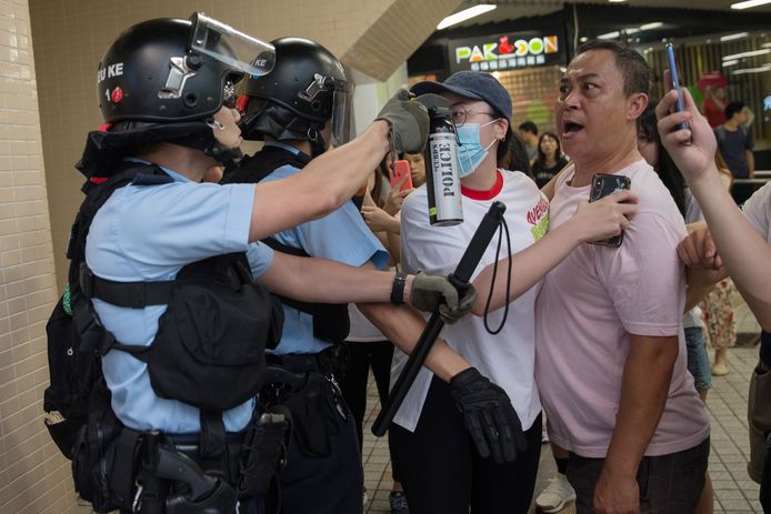 De politie bedreigde betogers met traangas.