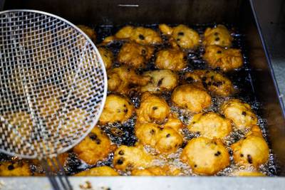 Stampersgat en Standdaarbuiten bakken oliebollen voor het goede doel