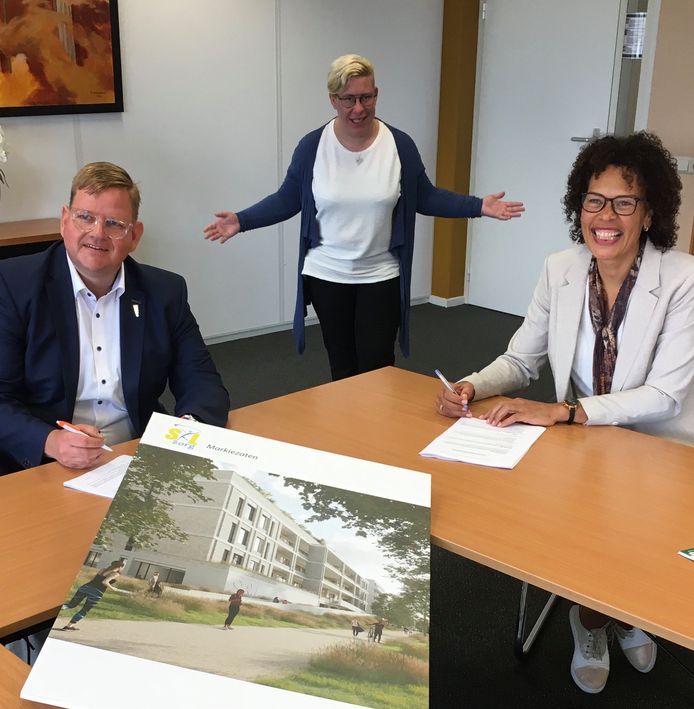 Wethouder Patrick van der Velden en bestuurder Marjolijne Lewis van S&L Zorg ondertekenen  de koopovereenkomst  van de grond aan de Beemdkroon. In het midden staat Eva, zij is een van de toekomstige bewoners.