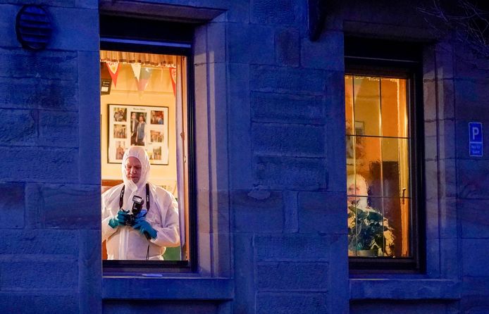 Forensische experts doen onderzoek naar de schietpartij in café De Duitse Keizer in Rot am See.