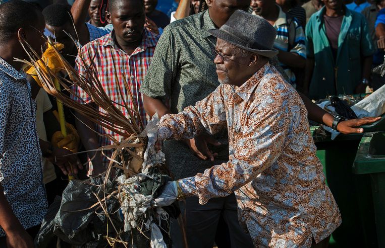 President Magufuli tijdens een opruimactie in de buurt van zijn woning in Dar es Salaam eind 2015, toen hij nog immens populair was. Beeld AFP