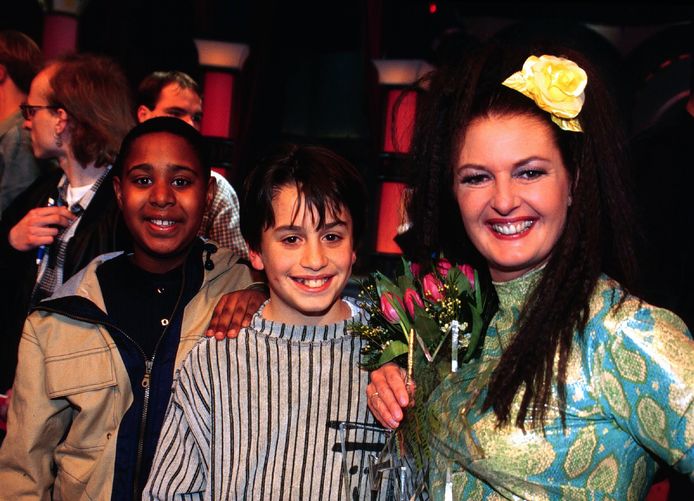 Moeder Patty Harpenau met naast haar zoon Dotan, tijdens de Sterrenplaybackshow in 1998.