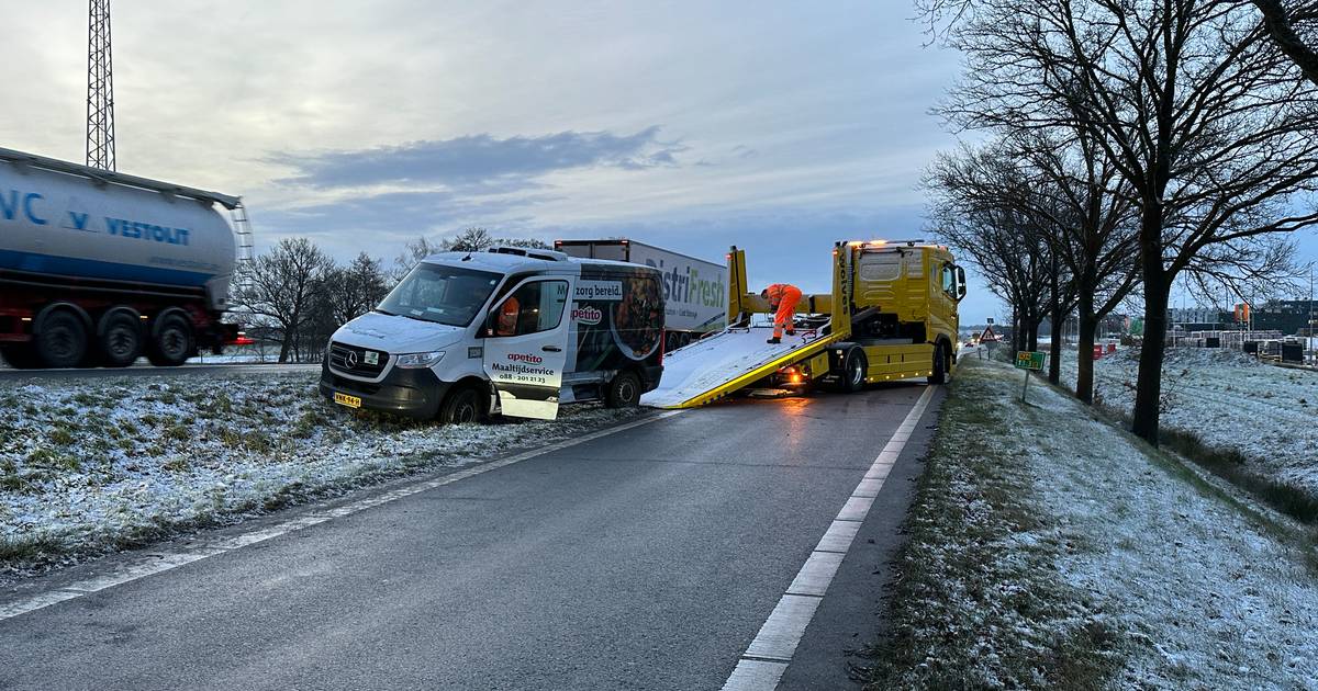Ongeval op N36 door winterse omstandigheden: bestelbusje raakt van de weg.