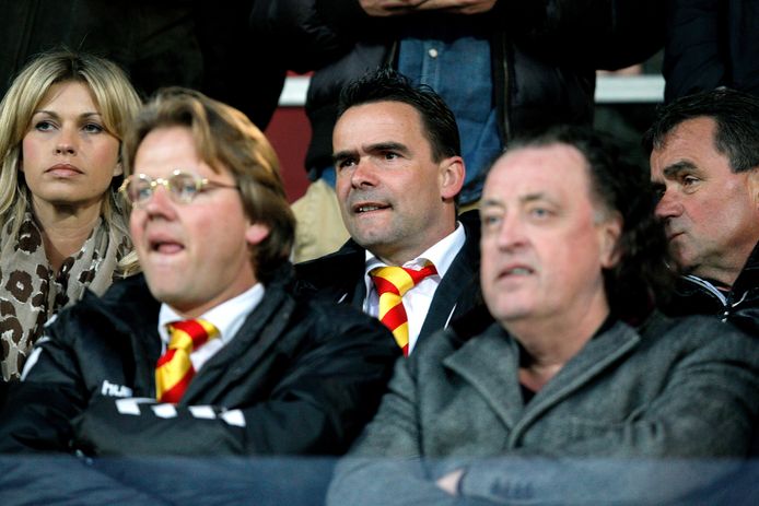 Edwin Mulder (l) en Marc Overmars (m) in het seizoen 2011/2012 als bestuurders van GA Eagles.