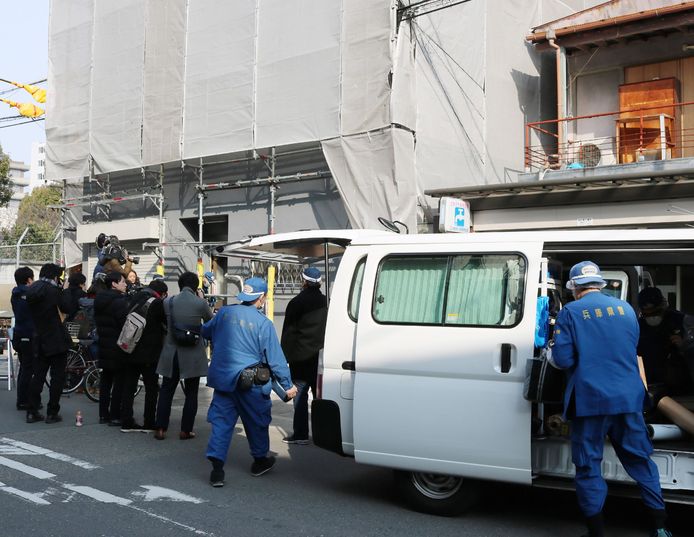 De politie onderzoekt het appartement in Osaka.