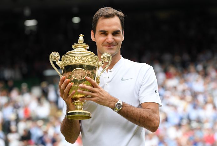 Roger Federer met zijn achtste Wimbledon-titel in handen