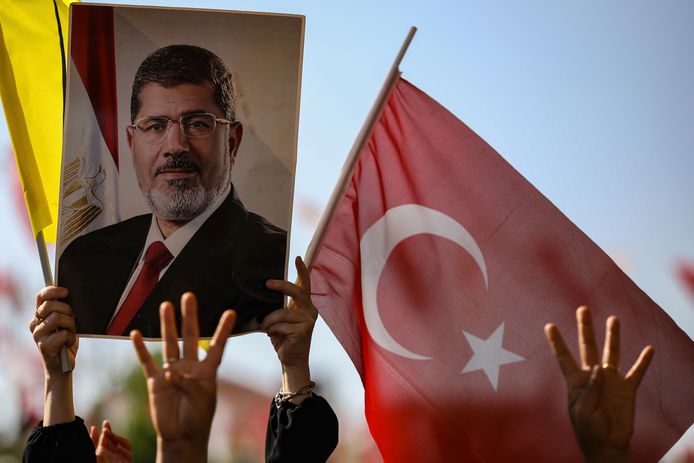 Foto van Egyptisch oud-president Mohamed Morsi met een Turkse vlag.