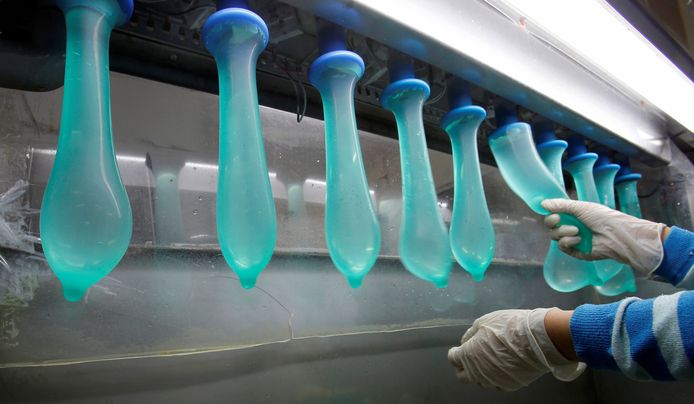 Condooms worden getest in de Karex-fabriek in Maleisië.
