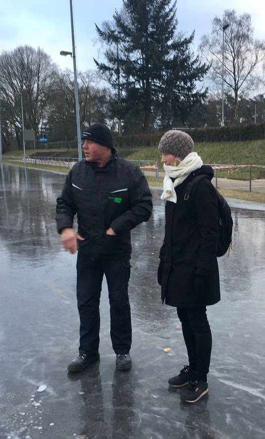 IJsmeester Gerrit Wijers en Jeannet Vriesen, bestuurslid van ijsclub Thialf, op de baan van Cranevelt in Arnhem.