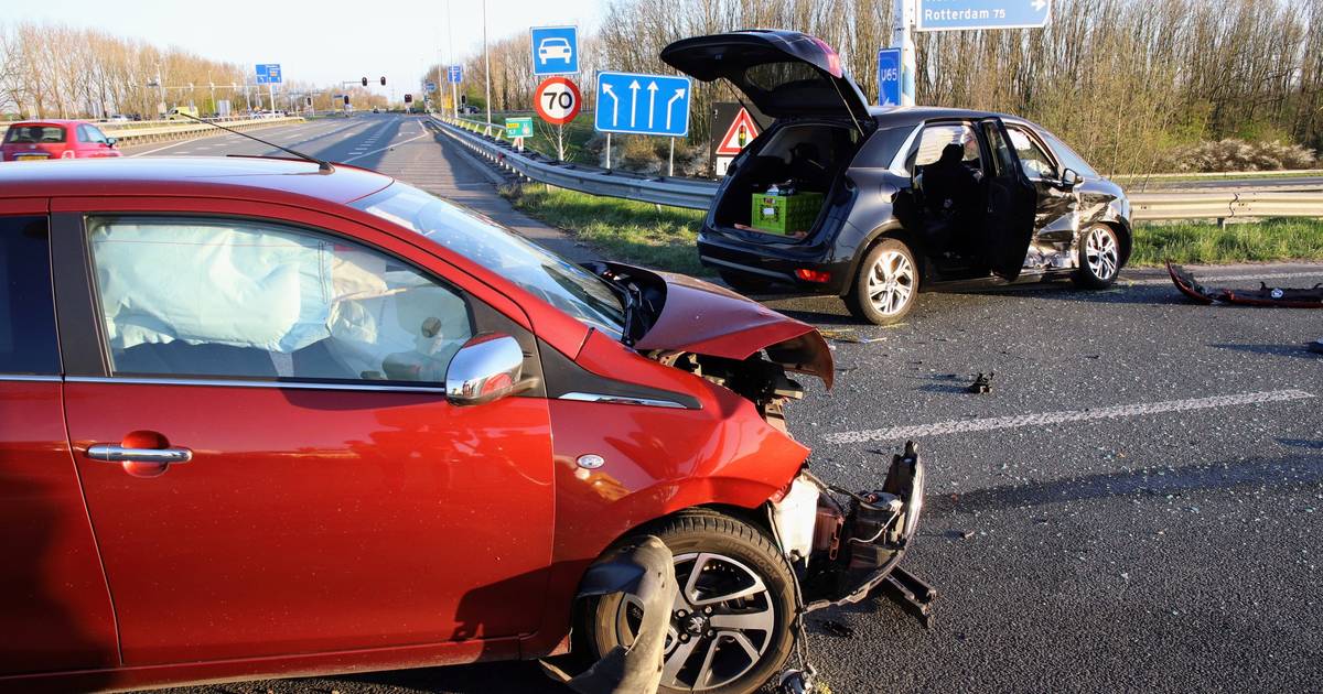 Autos total loss bij botsing in Echteld.