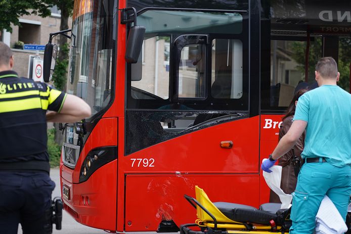 Een scoorterbestuurster is donderdagavond gewond geraakt bij een botsing met een stadsbus in Oosterhout.