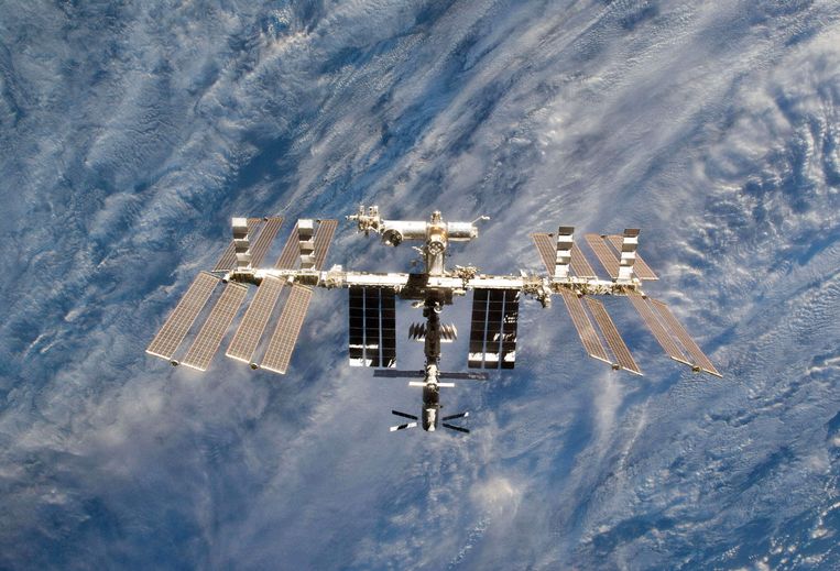 Foto van het ruimtestation ISS genomen vanuit de spaceshuttle Discovery. Beeld NASA / AFP