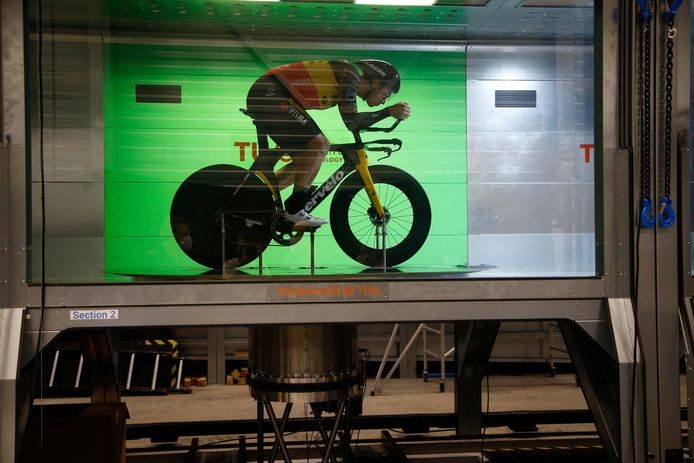 Wout van Aert tijdens zijn test in de windtunnel.