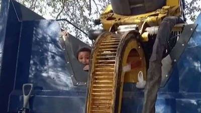 Amerikaans jongetje (7) verstopt zich in vuilbak in voortuin en wordt bijna geplet in vuilniswagen