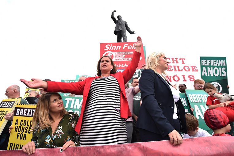 Sinn Féin-leider Mary Lou McDonald en vicevoorzitter Michelle O'Neill bij een brexitprotest na hun ontmoeting met de Britse premier Boris Johnson. Beeld Getty Images