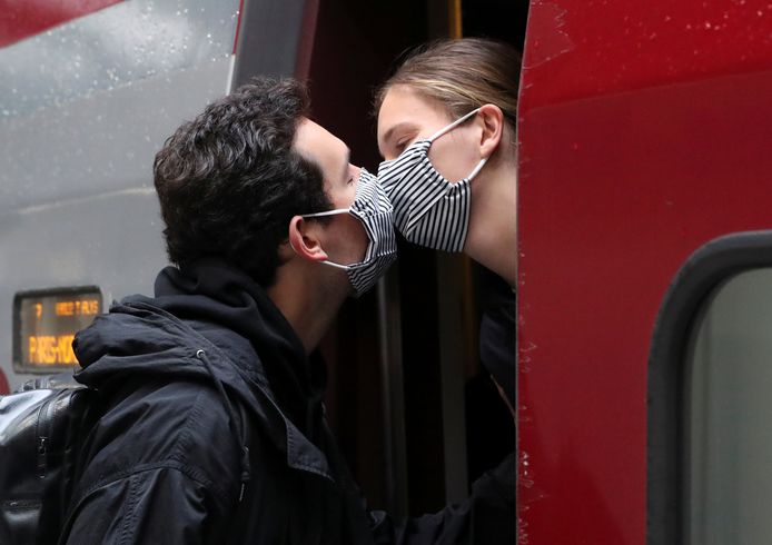 Un couple se dit au revoir à Bruxelles-Midi alors que le port du masque est désormais obligatoire dans les transports en commun