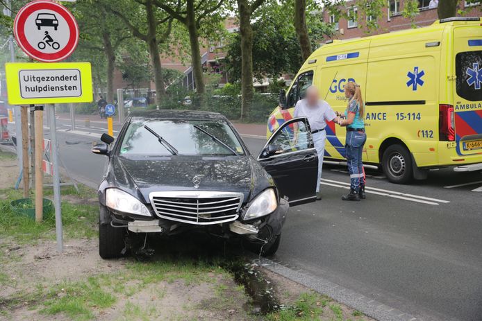 De man is door ambulancepersoneel nagekeken.