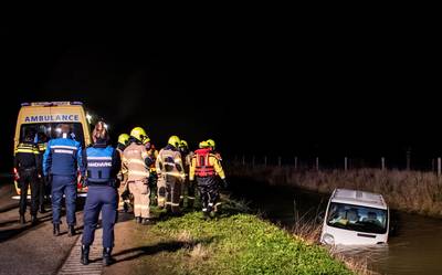 Brandweer redt vrouw uit te water geraakte bestelbus in Elst