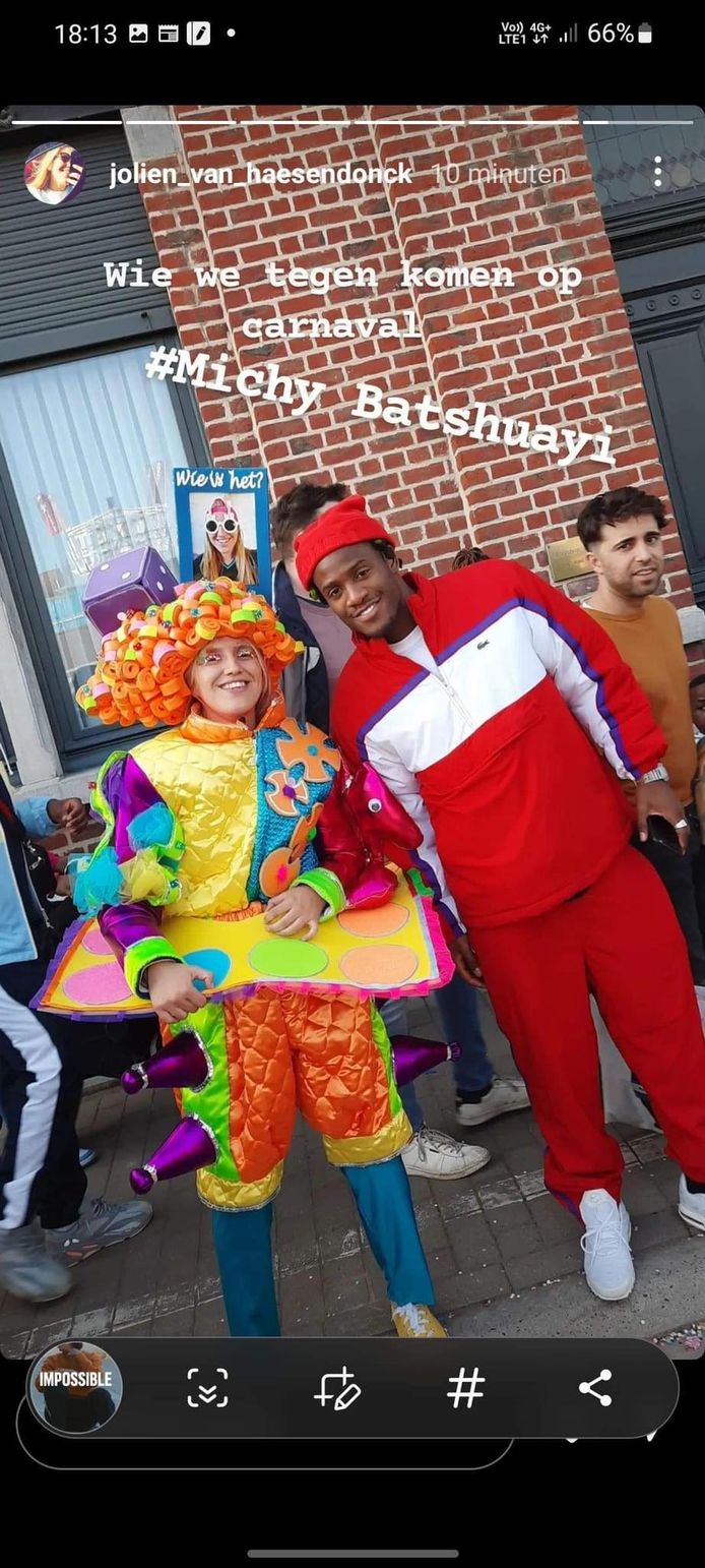 Batshuayi ging gretig op de foto met de carnavalisten.