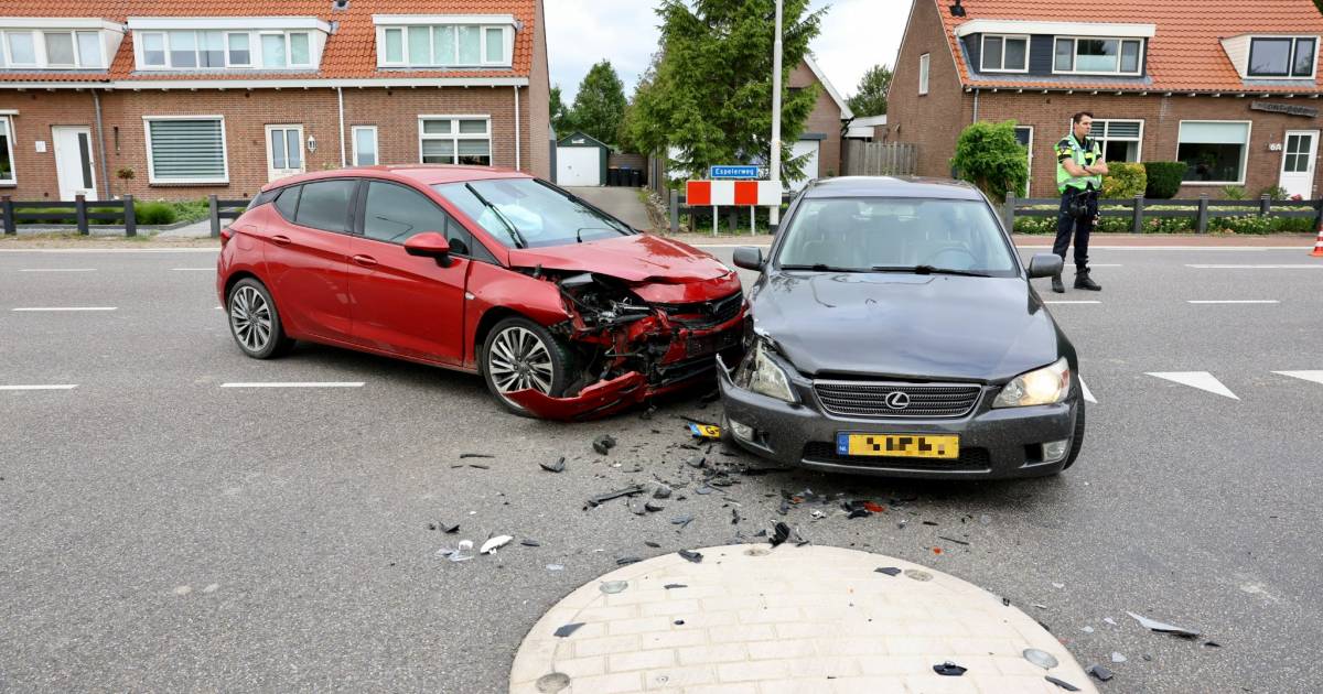 Automobilisten negeren politieafzetting na twee ongelukken in Emmeloord: ‘Ja maar ik moet die kant op’.