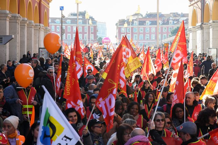 Ook in Nice gingen duizenden mensen de straat op om te protesteren tegen de pensioenhervormingen. (19/01/23)
