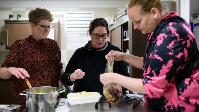 Monique uit Almelo kan dankzij donatie Omroep Max twee jaar langer koken voor arme mensen: ‘Er valt een last van mijn schouders’