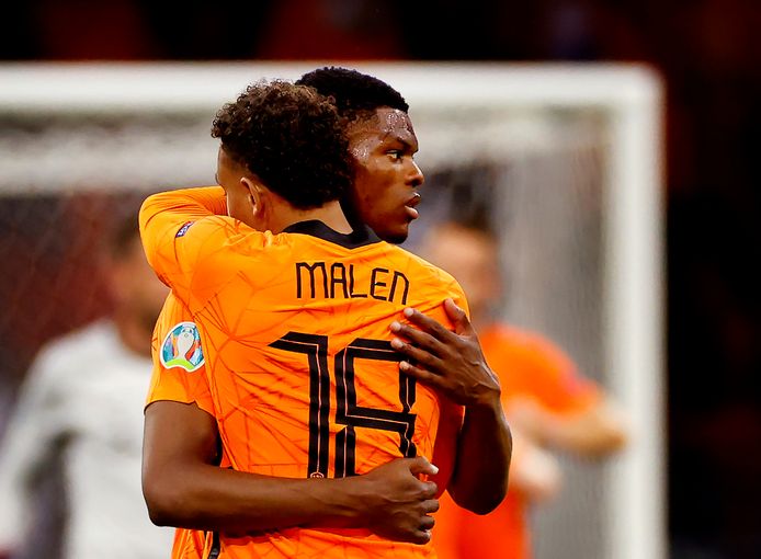 Donyell Malen en Denzel Dumfries bij Oranje.