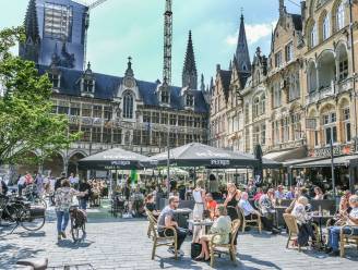 Mooi weer zorgt voor volle terrasjes op Ieperse Grote Markt, enkel Engelse toeristen ontbreken nog