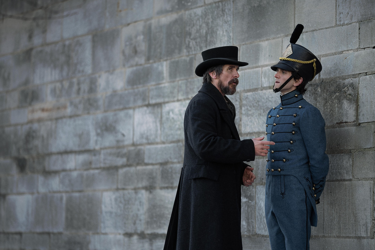 The Pale Blue Eye - Christian Bale en Harry Melling Beeld SCOTT GARFIELD/NETFLIX © 2022