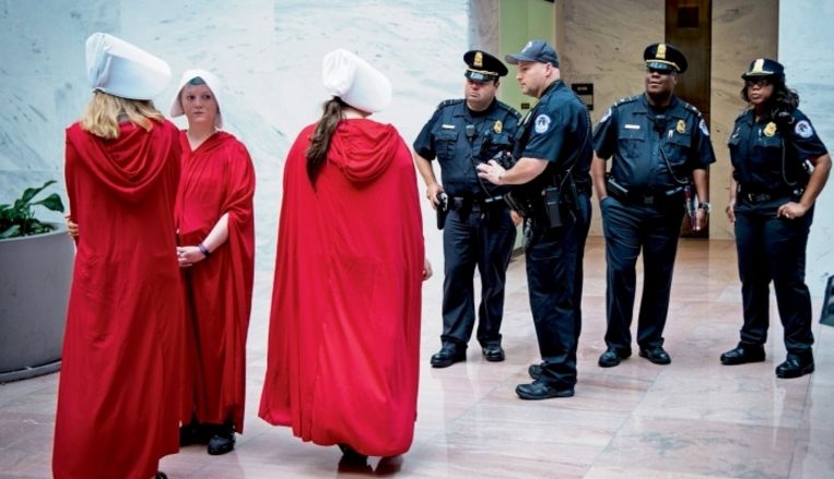 'De protesten in Handmaid-kostuums zijn effectief, zoals in de Senaat bij het verhoor van Brett Kavanaugh. Je kunt die vrouwen niet ­buiten­gooien, want ze verstoren niets. Ze zijn er gewoon.’ Beeld 