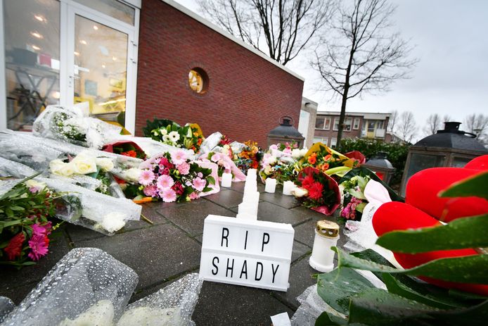 Een bloemenzee eind januari op de plek waar Saker is doodgeschoten aan de Brinkstraat