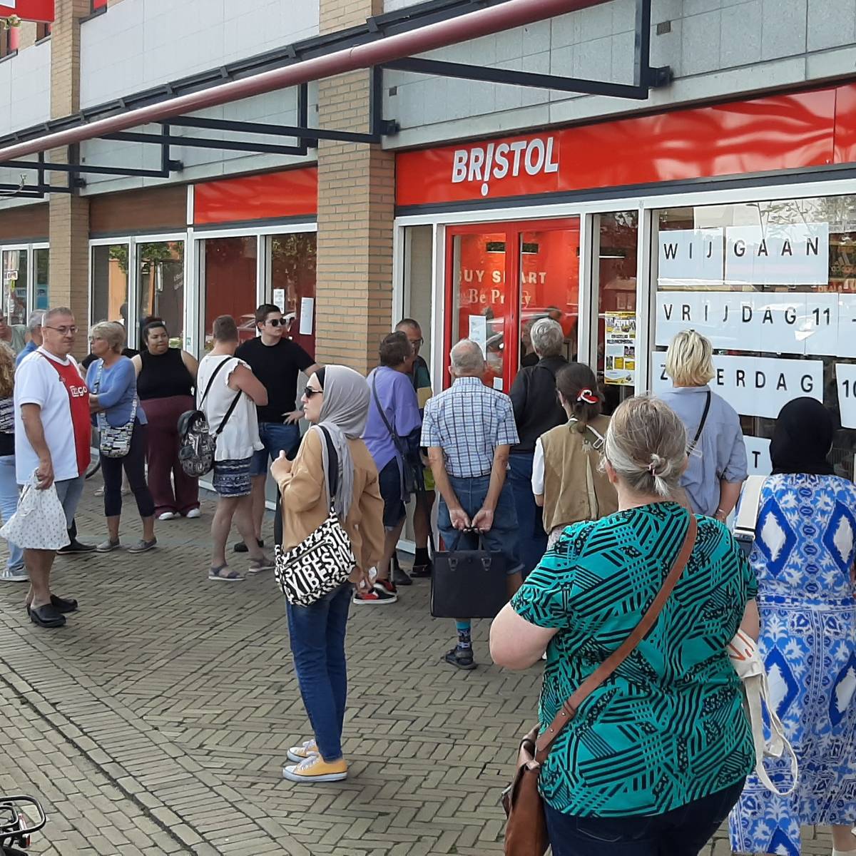 Nu Bristol failliet is staan klanten ineens wel in de rij voor schoenen en kleding Noordoostpolder AD